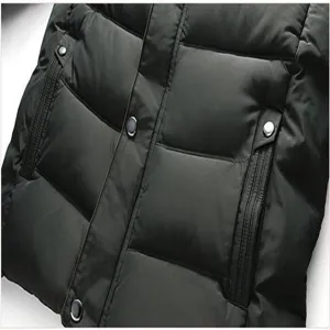 Detailansicht der warmen Herren Winter Steppjacke mit Druckknöpfen und Taschen.