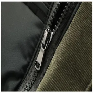 Nahaufnahme Detail der Herren Winterjacke Metallreißverschluss und Cord Gewebe Textur.