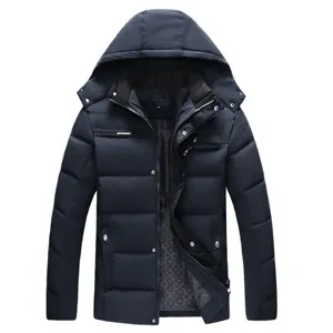 Detailansicht der warmen Herren Winter Kapuzenjacke mit Reißverschluss und Steppdesign.