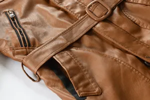 Détail de veste en cuir PU marron, vêtement décontracté élégant avec ceinture et poches.