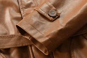 Détail de la manche de veste en cuir PU marron homme, bouton classique et belles finitions.