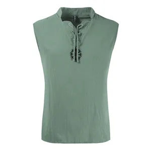Camisa sin mangas verde para hombre de verano vista detallada del tejido transpirable.