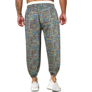 Vista posteriore di pantaloni larghi casual stampati colorati da uomo con polsini.