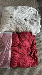 Detailansicht der schweren Zopfmuster Strickjacke Faltung Textur, kuscheliger Winterstil.