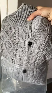 Graue Herren Strickjacke mit Zopfmuster, Stehkragen und Knöpfen für die lässige Herbstmode.
