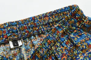 Primo piano dettaglio della cintura elastica dei pantaloni casual floreali da uomo.