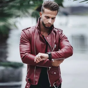 Vue détaillée de la veste en cuir bordeaux pour homme, col zippé et finition texturée.