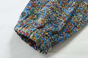 Primo piano del dettaglio della gamba del pantalone floreale casual, con motivo colorato.