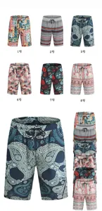 Detailansicht bedruckter Herren Badeshorts mit lebendigen Ethno- und Paisley-Mustern.