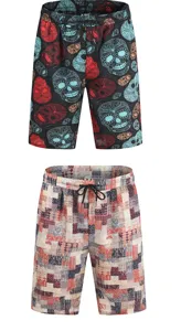 Detailansicht lässiger Herren Badeshorts mit Totenkopf und geometrischen Patchwork Mustern.