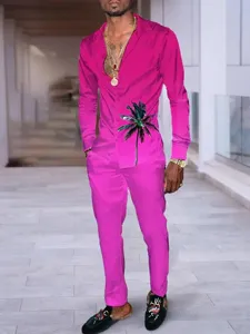 Vista dettagliata del set di camicia e pantaloni rosa vivace con elegante stampa di palme.