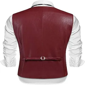 Vista dettagliata del gilet in pelle PU slim da uomo con fibbia regolabile sul retro.
