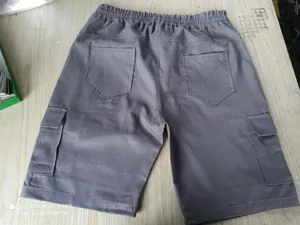 Pantaloni cargo corti grigi da uomo con vita elastica e comode tasche multiple.