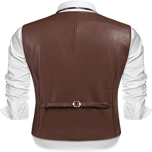 Dettaglio schiena gilet in ecopelle marrone slim da uomo, elegante moda autunnale