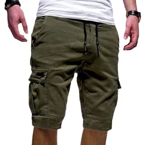Pantaloncini cargo verde militare da uomo con tasche multiple e comodo cordoncino.