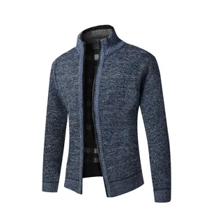 Cardigan in maglia termica felpata da uomo, collo alto e dettaglio con cerniera zip.