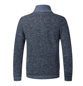 Vista posteriore dettagliata del cardigan in maglia termica da uomo in colore blu mélange scuro.