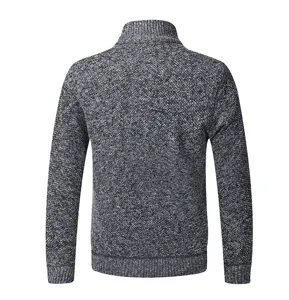 Vista posteriore del cardigan in maglia grigia con collo alto da uomo, pile invernale.