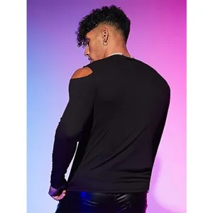Gros plan sur le t-shirt noir homme à manches longues et épaules découpées, style urbain.