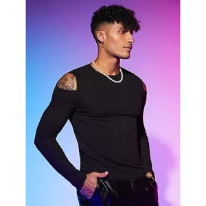 Vue detaillee du t-shirt homme elegant a epaules denudees style streetwear noir top.