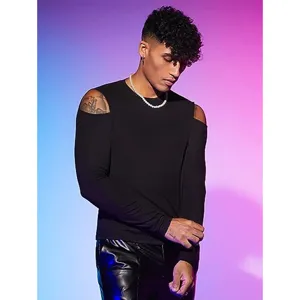 Vue détaillée du t-shirt noir à manches longues et épaules dénudées pour homme style.