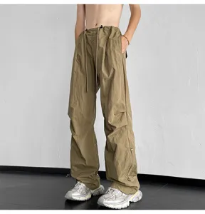 Pantalón paracaídas streetwear casual con cordón, corte ancho y estilo moderno.