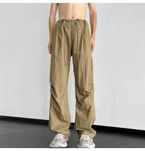 Pantalones cargo paracaídas holgados de estilo urbano casual para hombre y mujer en color caqui.