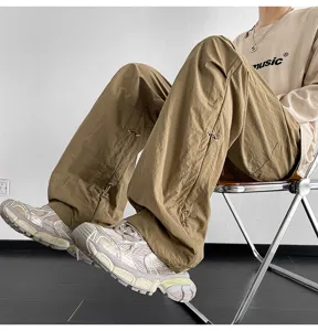 Vista detallada de pantalones paracaídas casuales de streetwear con cordón ajustable y corte holgado.