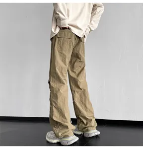 Pantalón cargo caqui informal con cordón y múltiples bolsillos para estilo urbano.