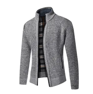 Cardigan maglia foderato pile uomo, collo alto, esterno grigio strutturato, interno a quadri.