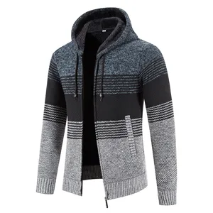 Cardigan maglia cappuccio pile uomo dettaglio, giacca termica con zip e righe.