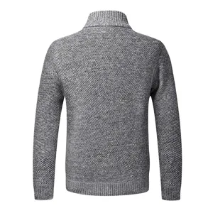 Vista dettagliata cardigan in maglia grigia da uomo, collo alto e trama sul retro.