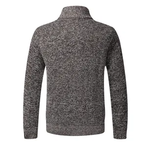 Cardigan maglione uomo invernale collo alto spessa vista posteriore dettaglio, vestibilità slim.