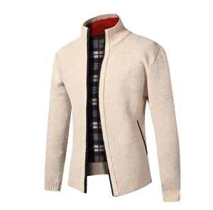 Vista dettagliata del cardigan in maglia da uomo con colletto alto, chiusura lampo e fodera.