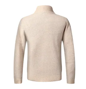 Vista posteriore dettagliata di maglione da uomo in maglia beige con collo alto, trama.