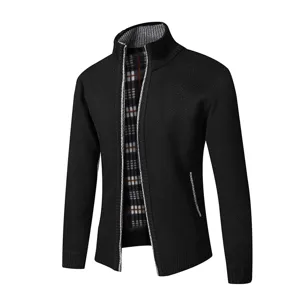Cardigan in maglia da uomo nero con colletto alto in fleece e fodera a quadri.