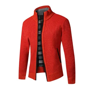 Vista dettagliata di un cardigan in maglia rossa da uomo con fodera in pile per inverno.