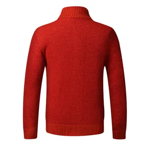 Vista posteriore del maglione in maglia rossa da uomo con colletto alto e trama.