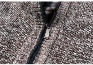 Primo piano del dettaglio cerniera cardigan uomo in maglia, con calda fodera in pile.
