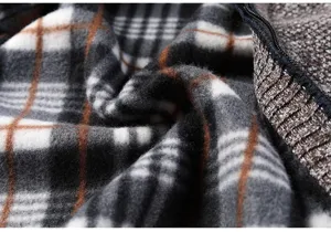 Primo piano dettaglio interno scozzese maglione felpato e colletto in maglia uomo.