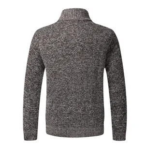 Cardigan pullover da uomo collo alto in maglia marrone mèlange vista posteriore.