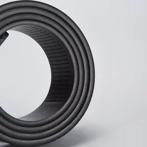 Cinturino per cintura automatica da uomo nera con design a cricchetto senza fibbia.