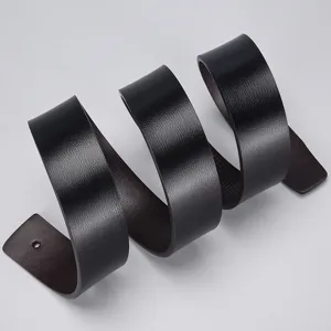 Cintura in pelle nera di alta qualità con texture fine per accessori moda da uomo.