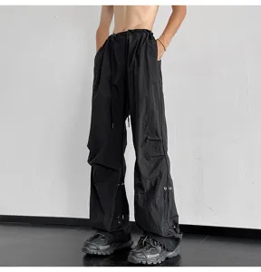 Pantalón paracaídas negro casual detalle, pantalón streetwear holgado con cordón para hombres y mujeres.