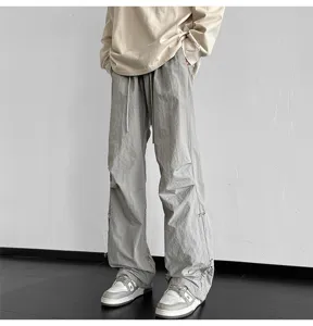 Vista detallada de pantalones paracaídas grises casuales para hombre con cordón urbano.