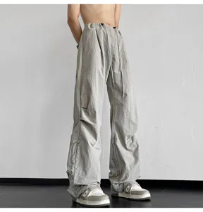 Pantalones parachute sueltos informales con cordón, estilo urbano ancho y moderno diario.