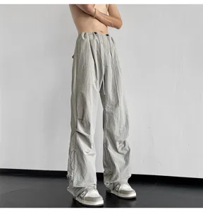 Vista detallada de pantalones parachute streetwear amplios con cordones para un estilo casual.