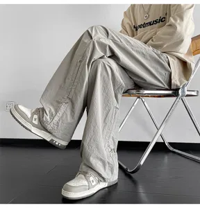 Vista detallada de los pantalones parachute streetwear anchos con cordones ajustables.