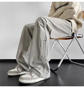 Vista detallada de los pantalones cargo holgados con cordón ajustable y puños.
