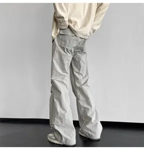 Pantalón paracaídas casual y holgado para hombre y mujer con cordón ajustable y estilo urbano.